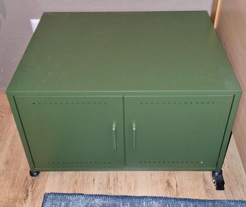 Gratis af te halen: IJzeren locker/kastje op zwenkwielen