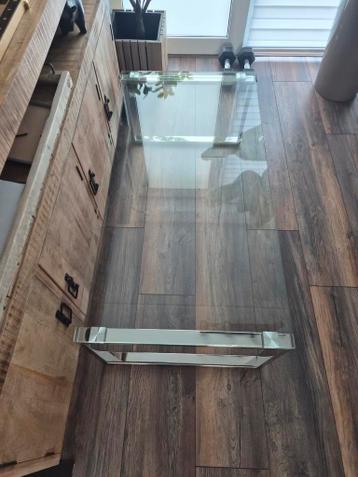Moderne glazen salontafel met chromen onderstel
