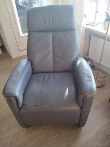 Eletrische grijs leren stoel