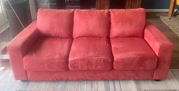 Gratis rode/oud-roze suede driezitsbank
