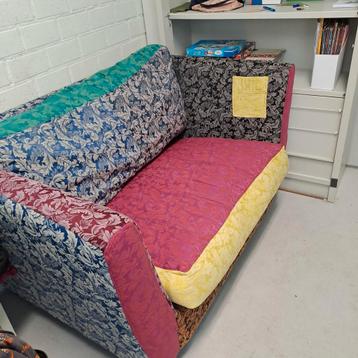 Gratis bankje met kleurrijke stoffen afhalen in Nijmegen.