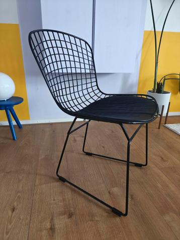 Metalen stoel met beschadigd, afneembaar zitvlak