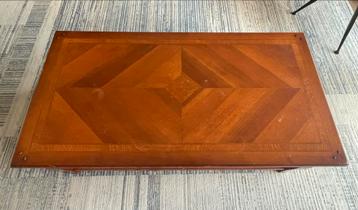 Klassieke massiefhouten salontafel met lades