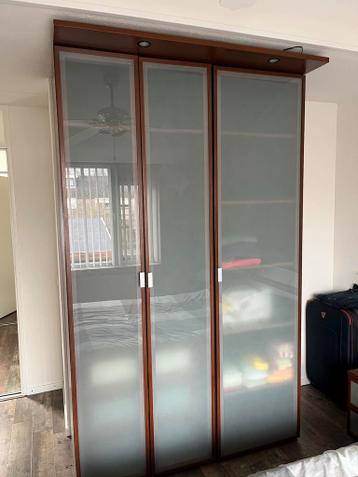 Linnenkast, gratis. Zsm ophalen.