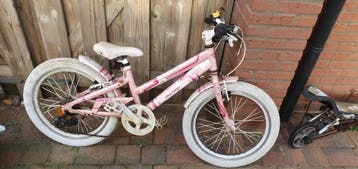 Gratis - Roze kinderfiets met roest, moet nagekeken worden