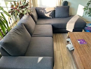 Gratis op halen hoekbank met zwarte poten - Rechts