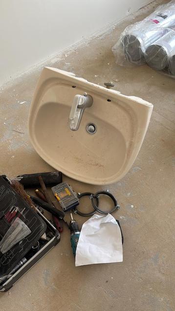 Wastafel in perfecte staat, wegens verbouwing weg