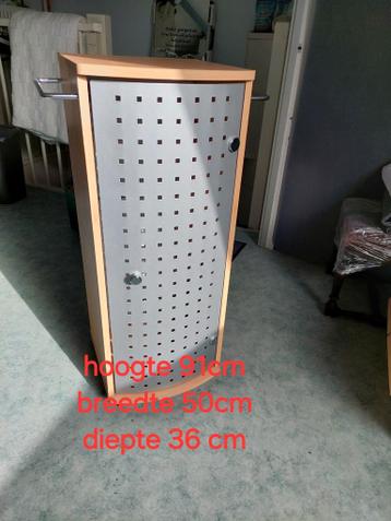 Houten kastje met glazen planken en metalen deur