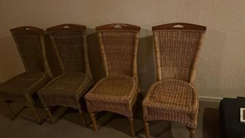 Gratis: 4 rotan stoelen met hoge rugleuning