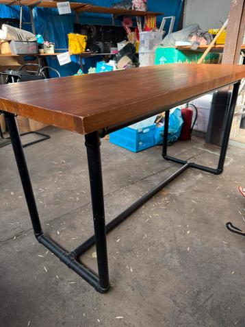 Tafel met houten blad en ijzeren frame