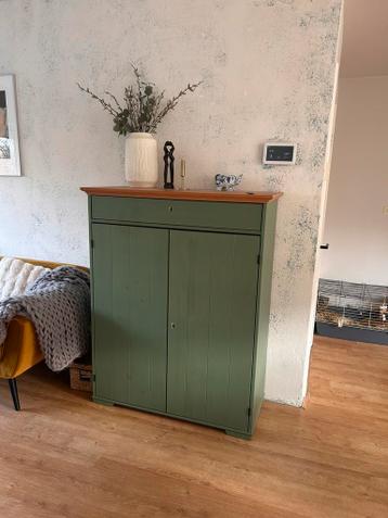 Wandkast groen/hout, gebruikt maar in goede staat.