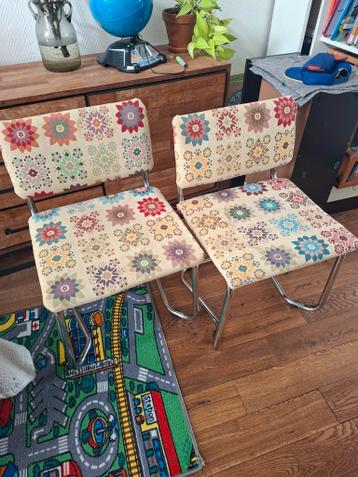 2 stoelen met retro motief gratis