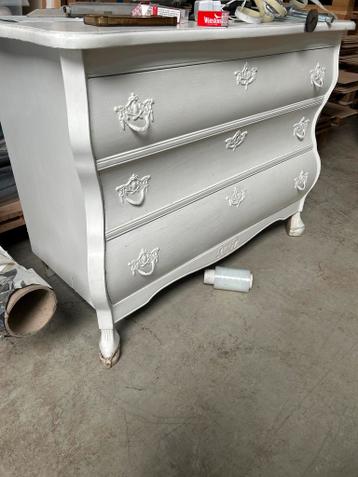 Antieke ladekast met sierlijke handgrepen