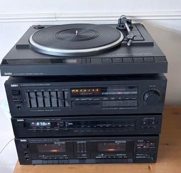 GRATIS, SABA versterker, tuner, cassettedeck en platenspeler