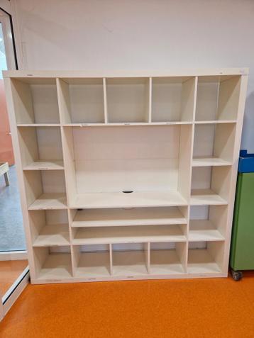 Ruime vakkenkast met veel opbergmogelijkheden