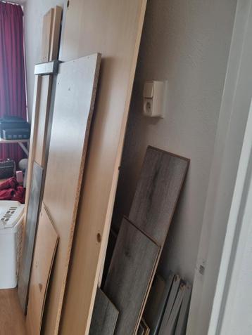 Gratis. 25 Kastplanken, diverse maten en scharnieren enz