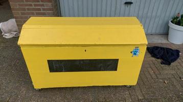 Gele houten kist op wielen