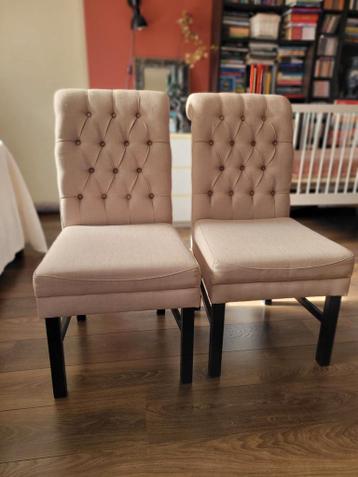 RUILEN VOOR EEN MOOIE BOS BLOEMEN: Set beige eetkamerstoelen