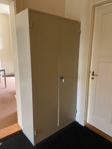 Hoge metalen kast met slot