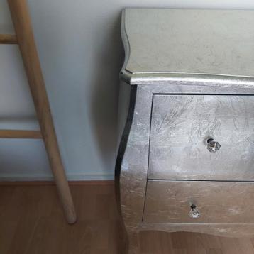 Leuk Barokachtige ladekast, zilverkleurig.