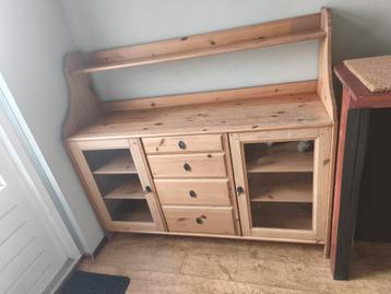 Massief grenen dressoir met vitrinekasten en lades