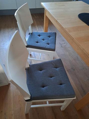 Set van 4 witte Norwald Ikea eetkamerstoelen met kussens
