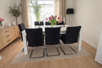 6 stoelen GRATIS (met hoezen) + witte tafel