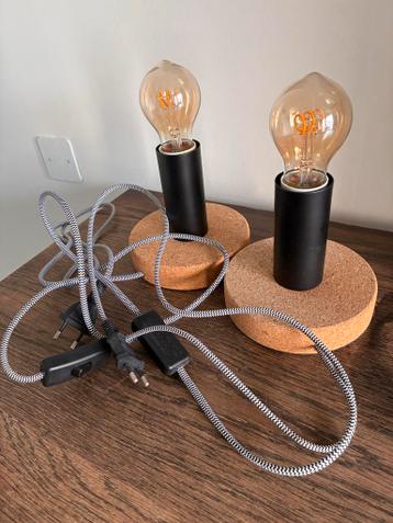Gratis: Twee moderne tafellampen met Edison-lampen