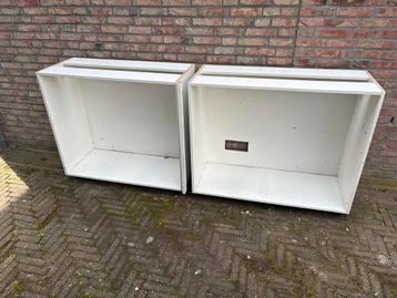 Twee witte kasten voor garage of schuur - Gratis