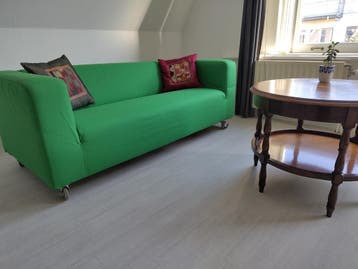 Klippan bank met wieltjes met rem en nieuwe groene hoes.