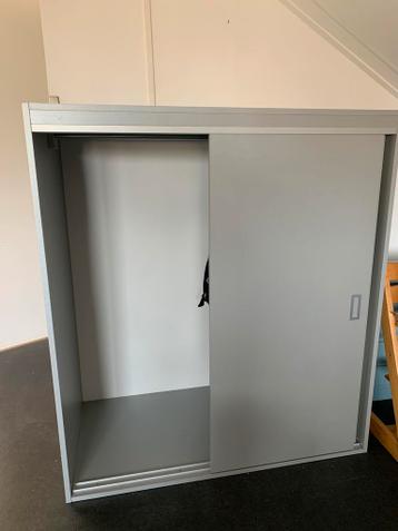 Lage kledingkast met roede. b.119,5 ,h.134,2 , d. 60 cm