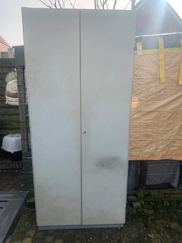 Gratis op te halen. Oude legkast ruim 2 meter hoog