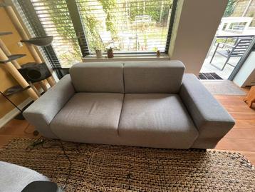 Gratis af te halen: Gebruikte grijze bank met poef