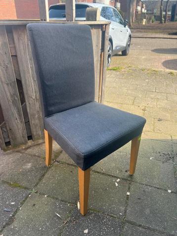 4 eetkamer stoelen. Gratis.