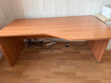 Ruim houten bureau met ergonomische vorm
