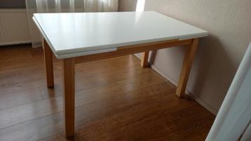 Gratis, Eettafel + 4 stoelen. Moet nu weg!