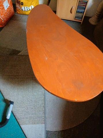 Ovale houten salontafel met metalen poten