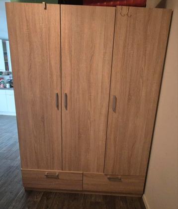3-deurs kledingkast met houtlook, hang- en opbergruimte