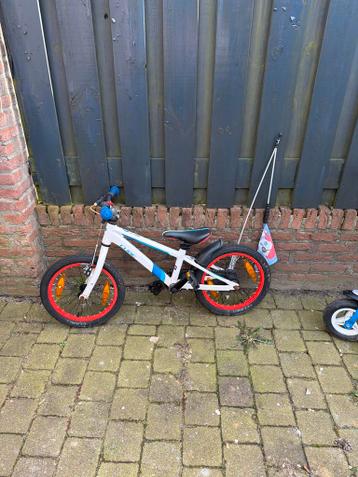 Kinderfiets Cube met (geknapte) vlag