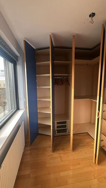 Ruime hoekkast met planken, lades en hangruimte