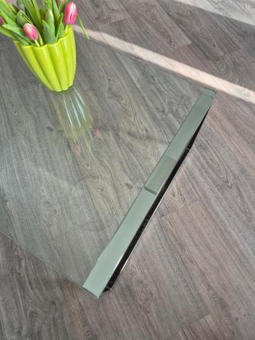 Design glazen salontafel met metalen onderstel