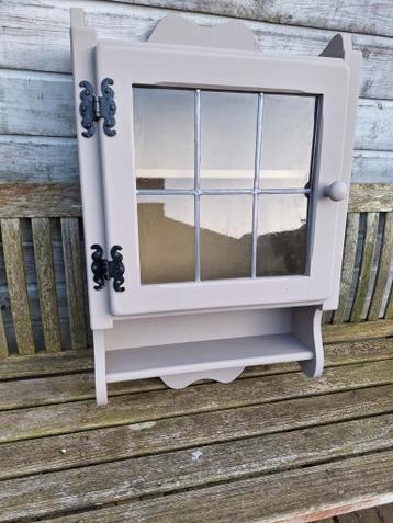 Brocante kast bijna gratis