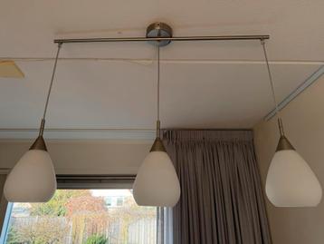 Gratis op te halen: Plafondlamp met 3 glazen kappen