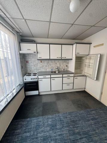 Oud keukenblok met koelkast, kookplaat, oven en boiler