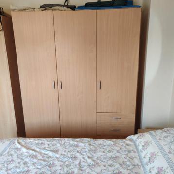 Compacte kledingkast met hangruimte, planken en lades