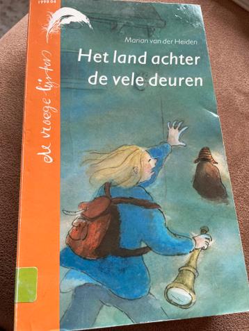 Het land achter de vele deuren - Marian van der Heiden
