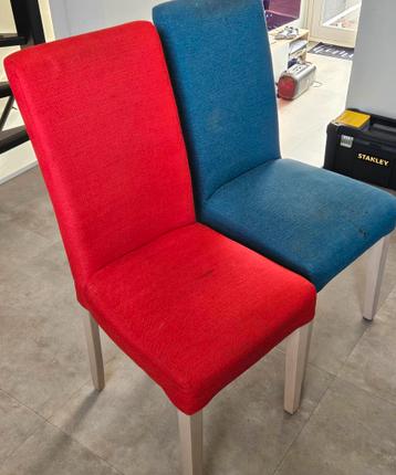 Set van 2 eetkamerstoelen: rood en blauw