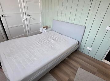Bed met hoofdbord 140 x 200 cm