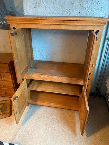 Massief eiken kast met smeedijzeren beslag