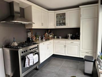 Keuken met afwasmachine en gasfornuis. Gratis ophalen